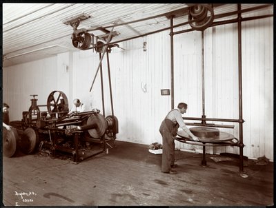 Innenansicht von Männern, die an Leder arbeiten bei der New York Leather Belting Co., New York, 1906 von Byron Company